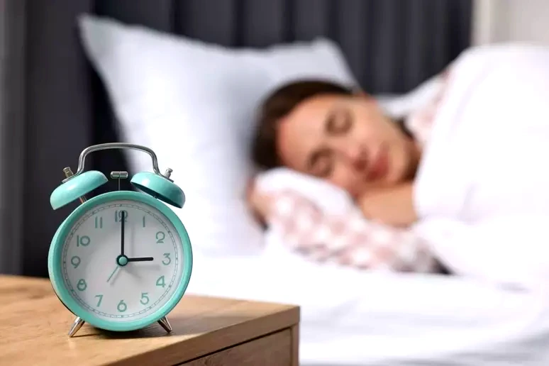 Consistent sleep schedule for better REM sleep